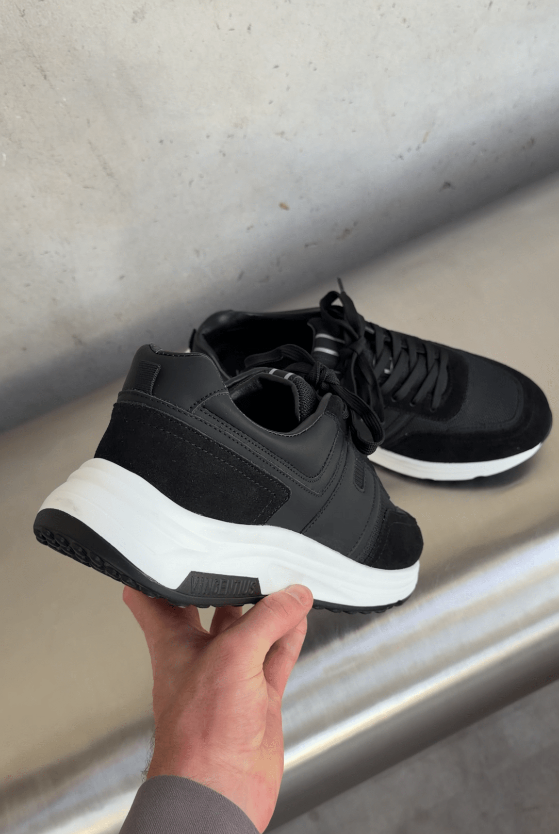 V001 Runner - Black/Black - Vincentius