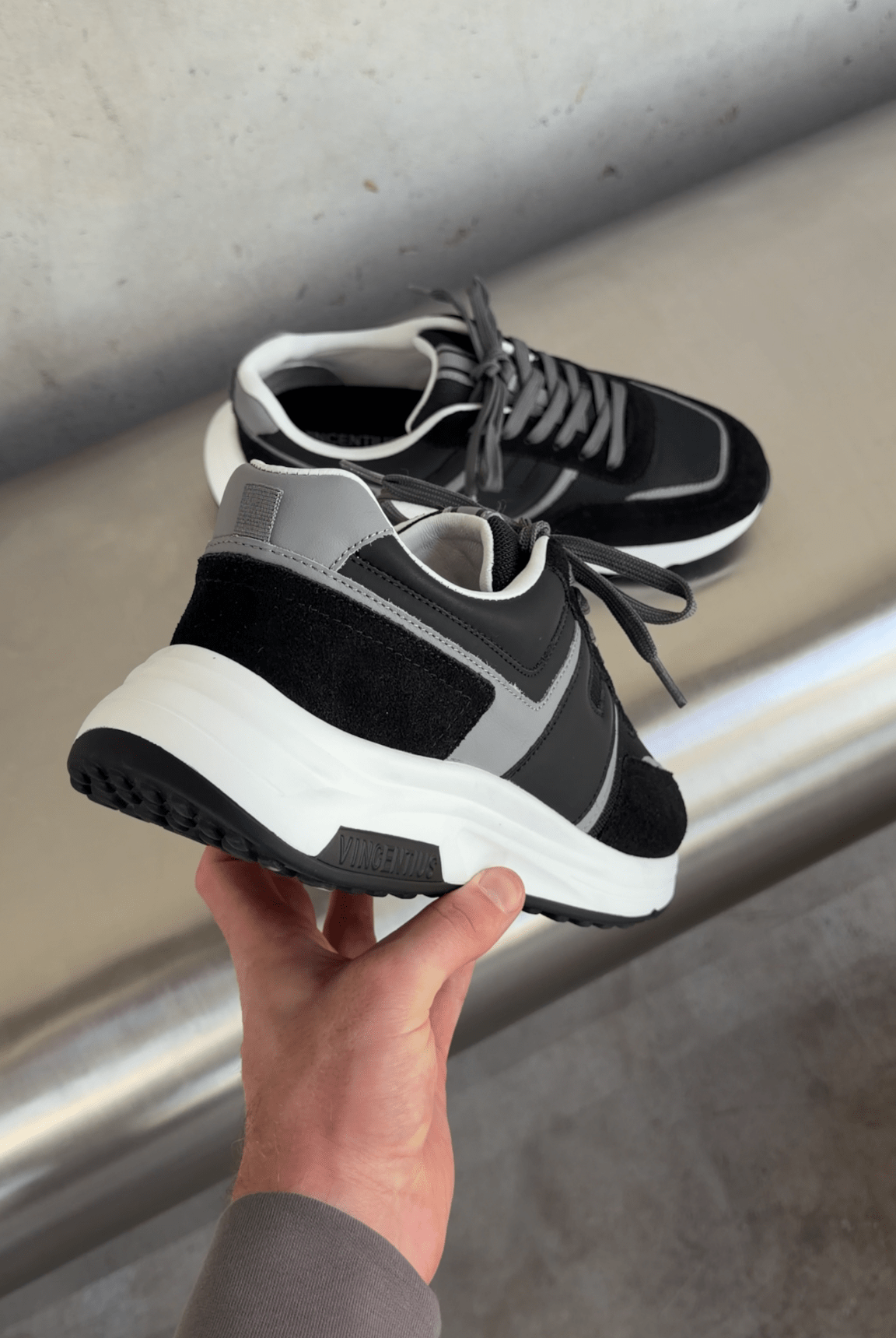 V001 Runner - Black/Grey - Vincentius